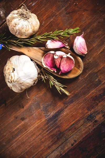 Garlic on a rustic wooden table — Stock Photo, Image