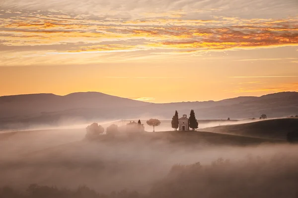 Nascer do sol sobre a capela Vitaleta, bela paisagem no mis — Fotografia de Stock