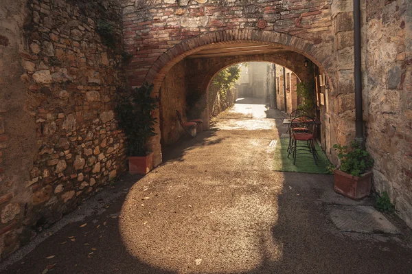 Onbekende straten in de oude middeleeuwse stad in Italië — Stockfoto