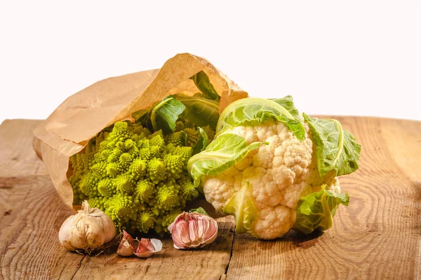 Broccoli Romanesco con cavolfiore e aglio in un sacchetto di carta su — Foto Stock