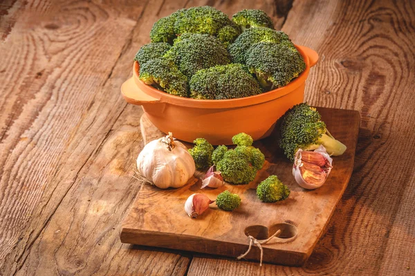 Deliziosi broccoli verdi su un tavolo rustico in legno — Foto Stock