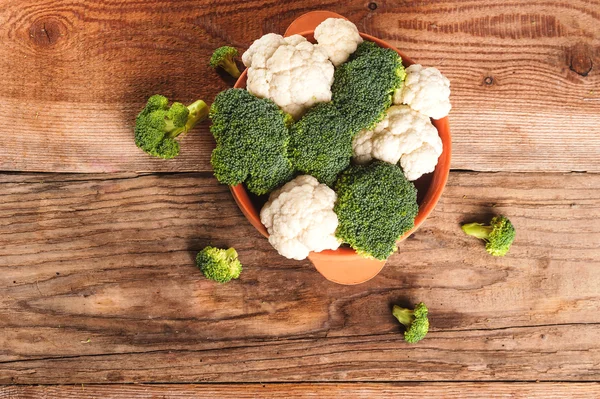 Lezzetli brokoli ve karnabahar olan ahşap rustik masa