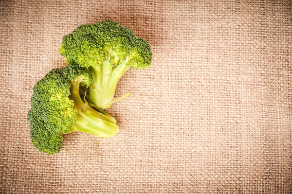 Broccoli su uno sfondo di lino — Foto Stock