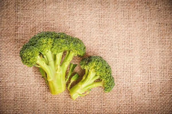 Brócoli sobre fondo de lino — Foto de Stock