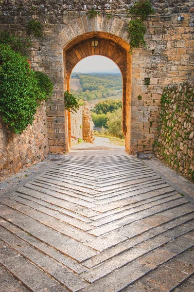 De stad van Monteriggioni met uitzicht op de Toscaanse dan afrit — Stockfoto
