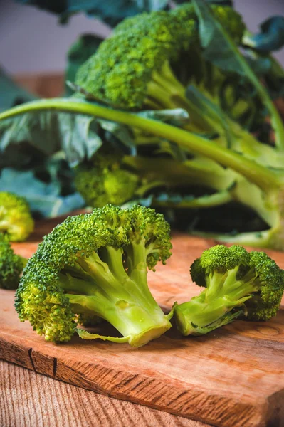 Verde delicioso brócoli en una mesa rústica de madera — Foto de Stock