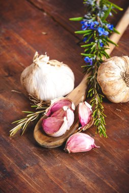 Sarımsak bir rustik ahşap tablo