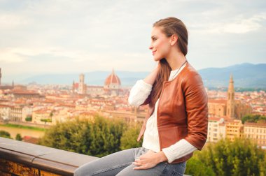 Güzel kız görünümü Floransa Panoraması sonbaharda etkilendim.