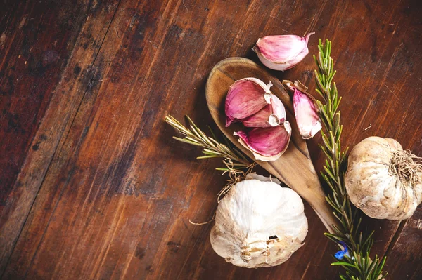 Knoflook op een rustieke houten tafel — Stockfoto