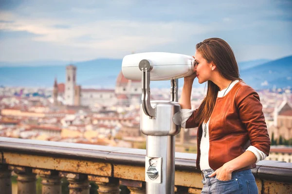 Bella ragazza impressionato vista il panorama di Firenze in autunno — Foto Stock