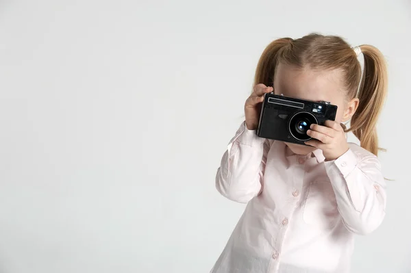 Uśmiechnięty i dobra zabawa fotograf piękne blond dziewczyna o — Zdjęcie stockowe