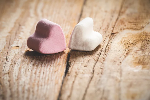 Le coeur rose et blanc sur une table rustique en bois comme fond — Photo