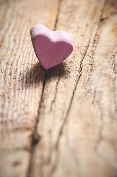 Le coeur rose sur une table rustique en bois comme fond — Photo