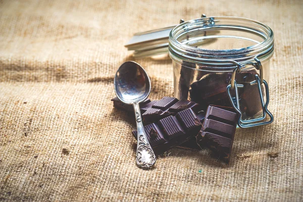 Trozos de chocolate negro en un frasco Vintage — Foto de Stock