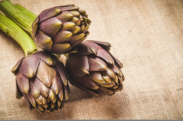 Verse groenten, artisjok op een houten rustieke achtergrond — Stockfoto