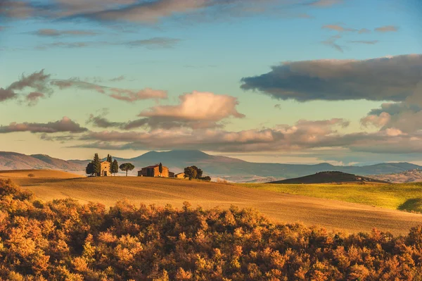 Zeer beroemde verlaten kapel Vitaleta, klassieke weergave van Toscane, — Stockfoto