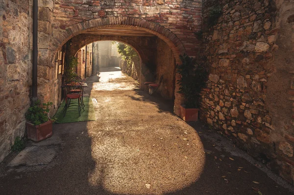 Neznámé ulice v starého středověkého města v Itálii — Stock fotografie