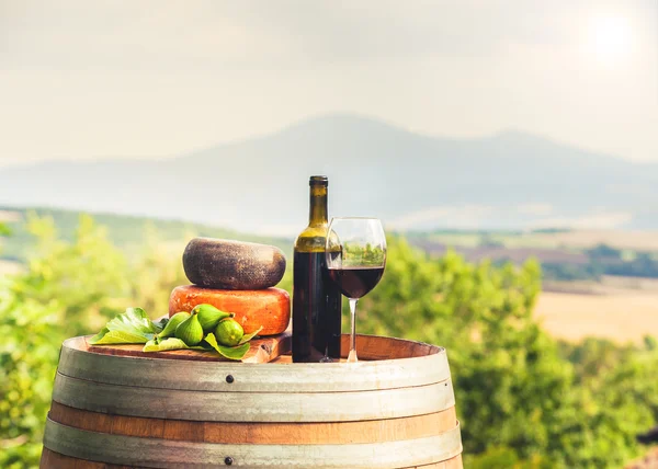 Vino rosso, formaggio, fichi su una botte di legno sullo sfondo di t — Foto Stock