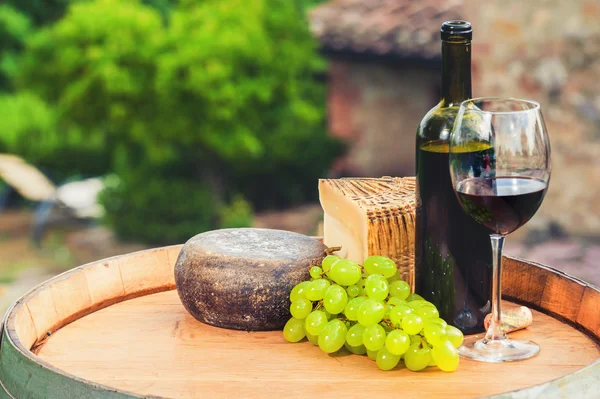 Czerwone wino, ser pecorino, na drewnianej beczce w tle o — Zdjęcie stockowe