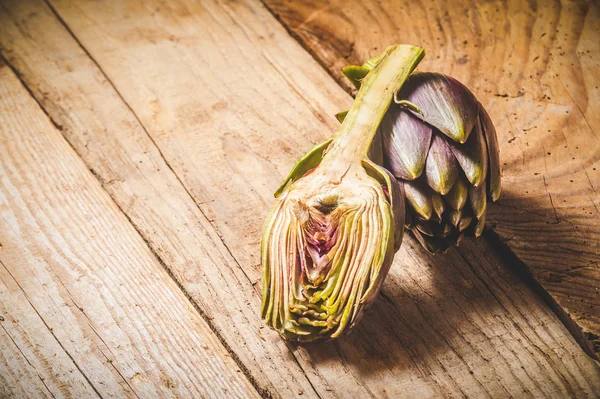 Verdure fresche, carciofo su fondo rustico in legno — Foto Stock