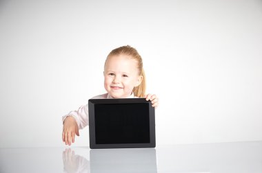 Şirin küçük ve kız çalış bir tablet ile gülümseyen