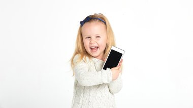Sevimli küçük kız gülümseyerek ve kullandığı bir smartphone, telefon.