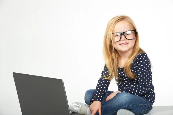 Vacker liten flicka lära vid datorn — Stockfoto