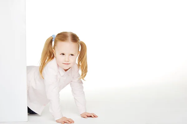 Menina bonita com espaço de cópia branca em um backgroun branco — Fotografia de Stock