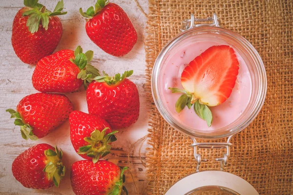 Весенние фрукты, клубника с клубничным йогуртом на винтаже — стоковое фото