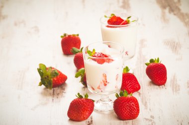 Kabarık ve vitaminler sağlıklı çilek beyaz tahta üzerinde tam