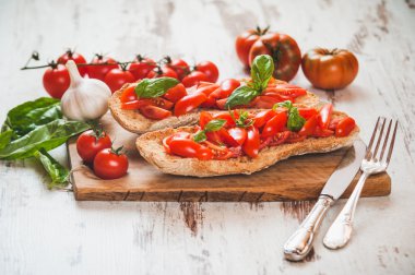 İtalyan starter, bruschetta Sicilya kırmızı taze domates ile bir 
