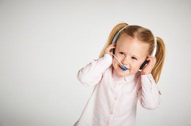 Genç neşeli kadın müşteri destek operatörü ile kulaklık ve