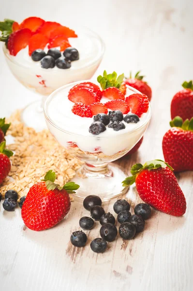 Клубника, черника и хлопья на завтрак в йогурте на воу — стоковое фото