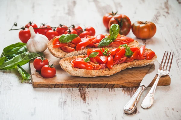 Entrante italiano, bruschetta con tomate fresco rojo siciliano en un — Foto de Stock