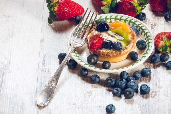 美味的饼干作 shortcrust 酥新鲜水果，strawb — 图库照片