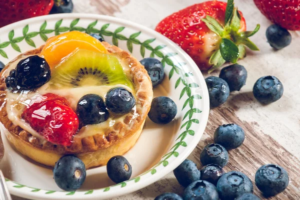 Delicioso biscoito feito pastelaria shortcrust com frutas frescas, morango — Fotografia de Stock