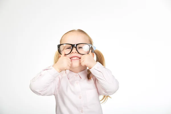 Linda niña con gafas sobre un fondo blanco — Foto de Stock