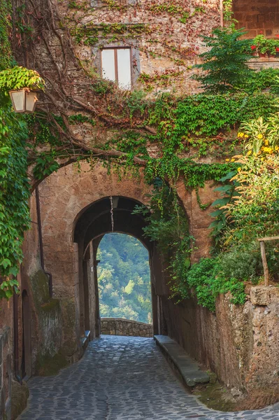 Pequeño callejón en el pueblo toscano —  Fotos de Stock