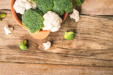 Lezzetli brokoli ve karnabahar olan ahşap rustik masa