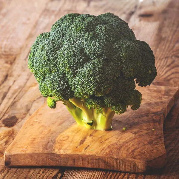 Deliziosi broccoli verdi su un tavolo rustico in legno — Foto Stock