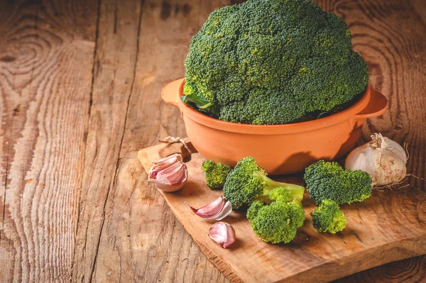 Zielony pyszne brokuły na drewnianym stole rustykalne — Zdjęcie stockowe