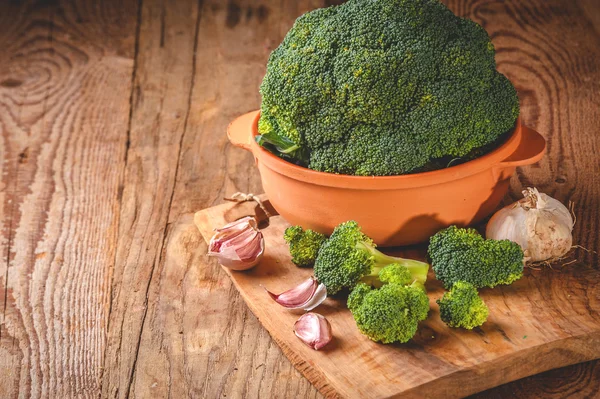 Deliziosi broccoli verdi su un tavolo rustico in legno — Foto Stock