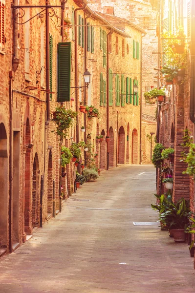 Antiguas hermosas calles toscanas en la ciudad italiana — Foto de Stock