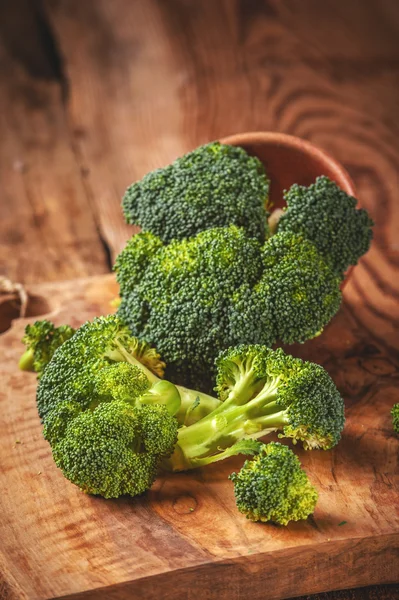 Deliziosi broccoli verdi su un tavolo rustico in legno — Foto Stock