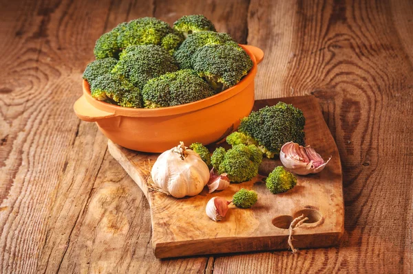 Deliziosi broccoli verdi su un tavolo rustico in legno — Foto Stock