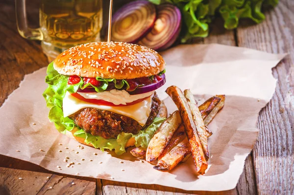 Lezzetli bir hamburger ve bira arka plan soğan kızartması