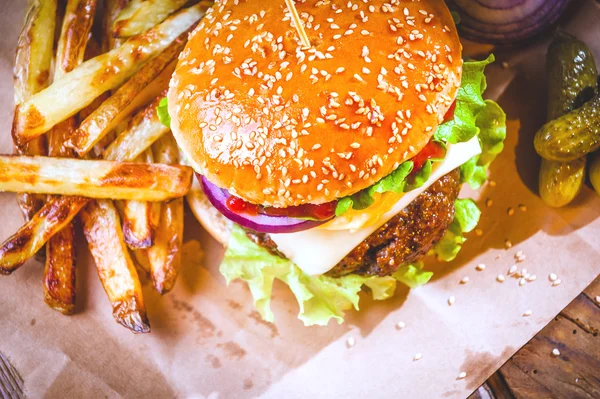 Delizioso hamburger e patatine fritte, fatti a mano in casa su scheda rustico — Foto Stock