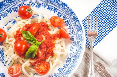 İtalyan spagetti sağlıklı plaka tepesinde bir domates ile bir