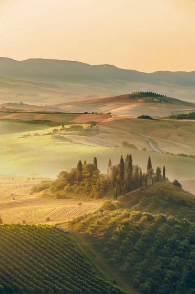 Wunderschöner Sonnenaufgang über dem Val d 'Orcia in der Toskana, Naturpark — Stockfoto