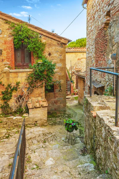 Eski ve terk edilmiş kasaba İtalya — Stok fotoğraf